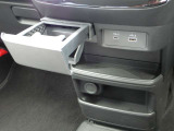 運転席と助手席の間にはドリンクホルダーも装備してます★小物入れもたくさん♪