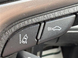 【レーンディパーチャーアラート(LDA)】クルマが車線または走路から逸脱する可能性がある場合に、ブザーまたはハンドルの振動により注意をうながします。機能には限界があるためご注意ください。