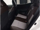 リアシートは分割可倒式になっていますので、長いお荷物も収納できます!!