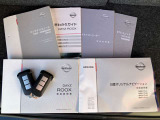 各取り扱い説明書、整備手帳、スマートキー2本つきです。