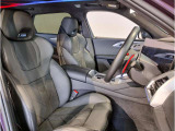 【コックピットシート】BMW車の主役席。車体中央にくる様に配置し車両重心とが一致する事でドライバーと車との一体感あるドライビングを実現。人間工学に基づき形成した形状が長時間のドライブ疲労も軽減します!