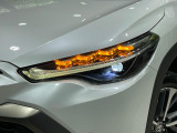 【LEDヘッドライト】悪天候や夜間走行時も良好な視界を確保し安心して運転できる高輝度LEDヘッドライトを装備!点灯速度が早く、消費電力も抑えられています。