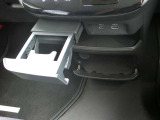 運転席と助手席の間にはドリンクホルダーも装備してます★