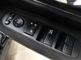 運転席から左右のドアミラーの開閉が可能です♪駐車場でのドアミラーの折り畳みが簡単です♪