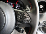 ステアリング右手側にはオートクルーズコントロールの際に車間距離を調整するスイッチと、マルチインフォメーションディスプレイの操作スイッチがあります。