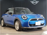 MINIのフロントグリルのデザインはイギリスで生まれた当初から、シルバーのサイドバーが折り重なった伝統的なデザインで御座います。その伝統はBMWのお車になってからでも少しずつ形を変えて守られております