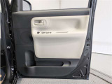 運転席ドア内張はご覧の通り。ドアポケットの収納もバッチリです