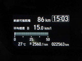 ディスプレイには、平均燃費、外気温、航続可能距離などの情報が表示されます。