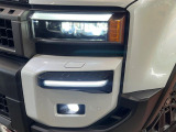 【LEDヘッドライト】悪天候や夜間走行時も良好な視界を確保し安心して運転できる高輝度LEDヘッドライトを装備!点灯速度が早く、消費電力も抑えられています。