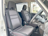 運転席まわりには十分なスペースがあり、大柄な方でもゆったり運転していただける環境です。