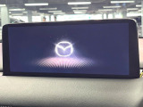 【10.25インチマツダコネクト】車内の雰囲気にマッチした大型ディスプレイ。スマホ接続でのナビ使用やBluetooth再生等、様々な機能が楽しめます。直感的なダイヤル操作が可能で、使い勝手も良好です。