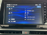 HDMI接続スマホミラーリング機能は、スマートフォンの画面をナビディスプレイに映し出します。YouTubeなどのアプリやナビゲーションを大画面で確認可能。家族みんなで楽しいドライブができますね♪