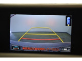 バックモニター付き。車両後方の映像が画面に表示されるので、車庫入れが苦手な人も安心です。ただし、目視確認もお忘れなくお願いいたします。