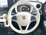 インテリアに合わせたデザインのステアリングは、運転される方のことも考え、運転しやすい形状、大きさです。是非一度、実際に触ってお確かめください。