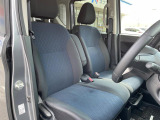 運転席まわりには十分なスペースがあり、大柄な方でもゆったり運転していただける環境です。
