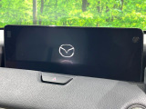 【12.3インチマツダコネクト】車内の雰囲気にマッチした大型ディスプレイ。スマホ接続でのナビ使用やBluetooth再生等、様々な機能が楽しめます。直感的なダイヤル操作が可能で、使い勝手も良好です。