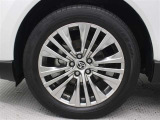 19インチアルミホイール(スーパークロームメタリック塗装)が装着されています。タイヤサイズ225/55R19