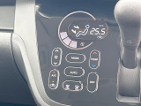 【オートエアコン】一度お好みの温度に設定すれば、車内の温度を検知し風量や温度を自動で調整。暑い&hellip;寒い&hellip;と何度もスイッチ操作をする必要はありません。快適な車内空間には必須の機能ですね♪