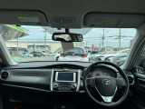 すっきりとまとめられたインパネ周り。運転操作もしやすいです。見晴らしの良さと明るい室内で、いつでも気持ちよくドライビングが楽しめます。