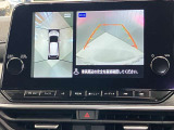 【アラウンドビューモニター】空から見下ろしているかのような映像で駐車をアシスト!人や自転車など周囲に動くものがいる時は表示とブザーで知らせてくれます!