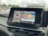 アラウンドビューモニターは4個のカメラを合成してまるで上から撮影した様な駐車場のどの位置にいるかとてもわかり易い機能です