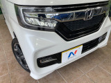 【LEDヘッドライト】悪天候や夜間走行時も良好な視界を確保し安心して運転できる高輝度LEDヘッドライトを装備!点灯速度が早く、消費電力も抑えられています。