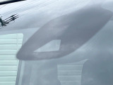 【エマージェンシーブレーキ】走行中に前方の車両等を認識し、衝突しそうな時は警報とブレーキで衝突回避と被害軽減をアシスト。より安全にドライブをお楽しみいただけます。