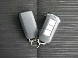 持っているだけでドアの開閉やエンジン始動が出来るインテリジェントキーが備わっています。