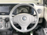 インテリアに合わせたデザインのステアリングは、運転される方のことも考え、運転しやすい形状、大きさです。是非一度、実際に触ってお確かめください。