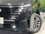 【LEDヘッドライト】悪天候や夜間走行時も良好な視界を確保し安心して運転できる高輝度LEDヘッドライトを装備!点灯速度が早く、消費電力も抑えられています。