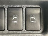 【両側パワースライドドア】スマートキーや運転席のスイッチで後席両側スライドドアの開閉が可能♪電動だから力を入れてドアを開ける必要が無く、小さなお子様でも簡単に開け閉めでき快適です♪