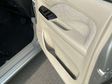 運転席と助手席のドアには500mlのペットボトルが入るドリンクホルダーが有ります。