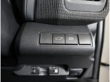 運転席の右下には様々な機能のスイッチが並べられています。