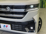 【LEDヘッドライト】悪天候や夜間走行時も良好な視界を確保し安心して運転できる高輝度LEDヘッドライトを装備!点灯速度が早く、消費電力も抑えられています。