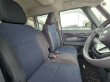 運転席と助手席はウォークスルーで移動できます。