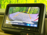 【バックカメラ】駐車時に後方がリアルタイム映像で確認できます。大型商業施設や立体駐車場での駐車時や、夜間のバック時に大活躍!運転スキルに関わらず、今や必須となった装備のひとつです!