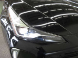 1灯の光源でハイ・ローを切り替えられるBi-Beam LEDランプ。通常ランプの2倍以上明るく約10年のロングライフです。