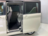 左側電動スライドドアは、子供の送り迎えの際に運転席からドアの開閉ができるので便利です。ルーフが高いので大人のかたの乗り降りもしやすいですよ★