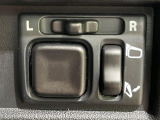 【電動格納ミラー】サイドミラーは電動格納式となっており、狭い駐車場でもキズがつくリスクを抑えられます。