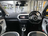 広い窓は見晴らしもよくて開放的。また車の色と同じ色のインテリアです