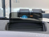 【ヘッドアップディスプレイ】現在の車速表示や目的地へのルート案内やメディア関連のリストを表示する事が可能です。視線移動を減らす事によりドライブに集中して頂けます。