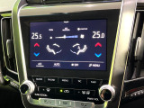 【左右独立型フルオートエアコン】運転席と助手席でそれぞれお好みの温度に設定可能。同乗者にも配慮した、快適な空調をお届け致します。