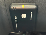 【ETC】有料道路を利用する際に料金所で停止することなく通過できる、ETC車載器(ノンストップ自動料金収受システム機器)が装備されています。セットアップを行うことで利用可能になります。