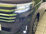 【LEDヘッドライト】悪天候や夜間走行時も良好な視界を確保し安心して運転できる高輝度LEDヘッドライトを装備!点灯速度が早く、消費電力も抑えられています。