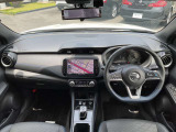 運転席からの視界が広く、隅々まではっきり見渡せます☆小物入れも多くスッキリした運転席廻り