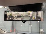 スマートルームミラーは、車両後方に設置されたカメラの映像を、ルームミラーに映し出すことで、死角をなくし、安全性を向上させることができます。また、夜間や雨天時でも、クリアな映像を映し出すことができます。