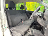 運転席まわりには十分なスペースがあり、大柄な方でもゆったり運転していただける環境です。