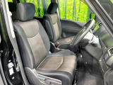 運転席まわりには十分なスペースがあり、大柄な方でもゆったり運転していただける環境です。