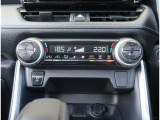 【オートエアコン】1年中快適な室内を提供!車内温度を設定すると、風量を自動で調整してくれます。
