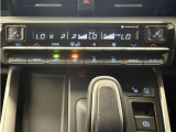 左右独立温度コントロールフルオートエアコンです。運転席、助手席それぞれで独立して温度設定ができます。冷え性の方が乗っても安心ですね♪
